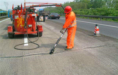 道路灌缝胶已经成为一种常用的道路修补材料