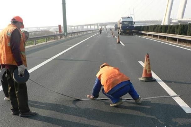 道路贴缝带解决了施工效率低的难题